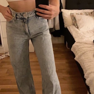 Ljusblå jeans från Monki - Ljusblå trendiga jeans från Monki. Modellen heter Yoko! Storlek 25. 