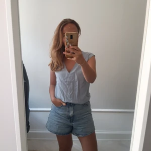 Blå Zalando blus - Bara använt få gånger. Fint skick och färg. Passar både till jobbet eller under vardagen. 