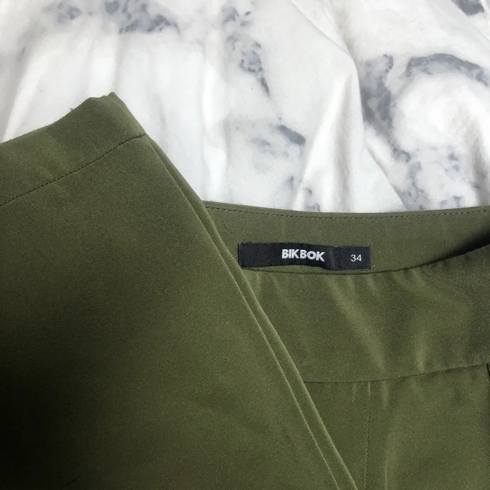 Super snygga militärgröna byxorn från bikbok, nyskick. Jeans & Byxor.