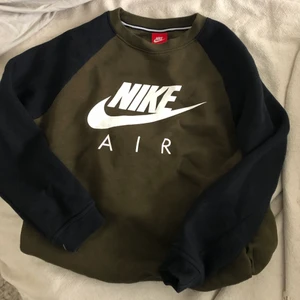 Nike Air tröja - Sweatshirt från Nike i mycket bra skick i storlek M !!!äkta!!! Om fler är intresserade blir det budgivning i kommentarerna💕
