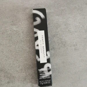 Fenty beauty plush matte lipstick  - Ett matt läppstift från fenty beauty by Rihanna. Oanvänd och kommer i originalförpackning. I färgen griselda ✨