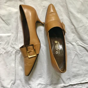 Vintage klackar  - Klackskor från 60-talet i lite slitet skick. Stl 39,5