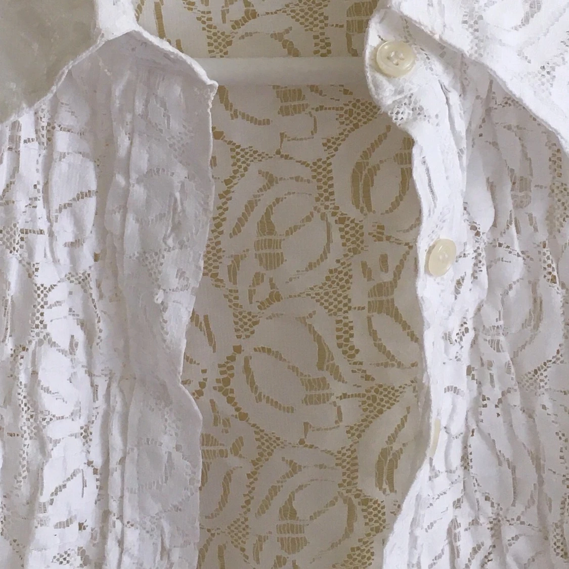 Vit skjorta i brodyr - 91