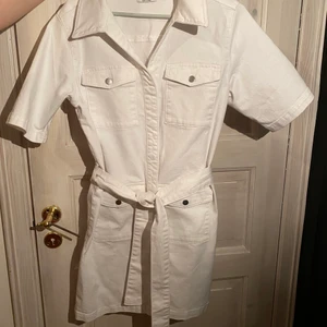 Vit klänning X Erica Kvarm - Fåtal gånger använd, storlek 38. Väldigt bra skick! 