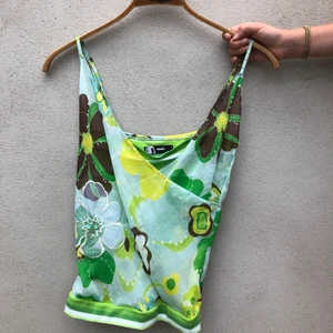 Linne - Linne från Only i storlek M. Så härliga färger till hösten! Lite nopprig på mudden längst ner men annars felfri. Linnet har ett grönt randig innertyg och något meshliknande tyg utanpå.