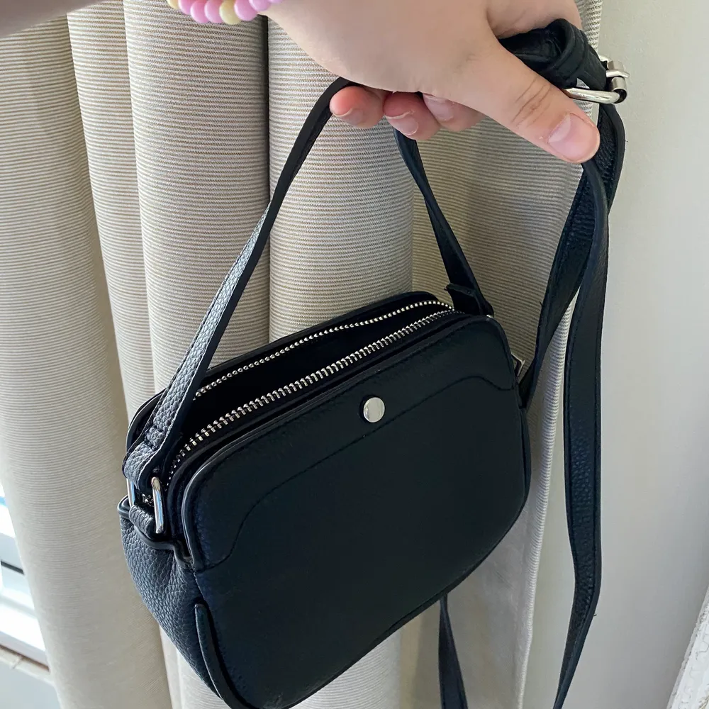 perfekta lilla svarta väskan, får plats med de du behöver. Väskor.