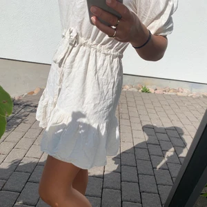 Linne klänning  - Jätte söt offshoulder klänning från Nelly, använd fåtal ggr, så i väldigt bra skick! Lite skrynklig på bilden då den varit nedpackad länge, men kan lätt strykas till. Köptes för 449kr på Nelly, säljes för 150kr +frakt🤎🤍