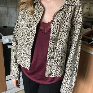 En snygg leopard jeans jacka, använd ett fåtal gånger 