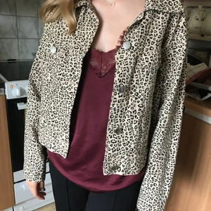 Leopard jeans jacka  - En snygg leopard jeans jacka, använd ett fåtal gånger 