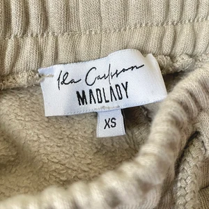 Mjukisbyxor Ida Carlsson x MADLADY - Säljer dessa supersnygga och sköna grå/beiga mjukisbyxor från Ida Carlssons tillfälliga kollektion med MADLADY då dem blev för korta efter jag tvättat dem 😪  (Jag är 162cm) Säljs ej längre. Endast använda 1 gång. Nypris 400kr 💛 Frakt tillkommer 