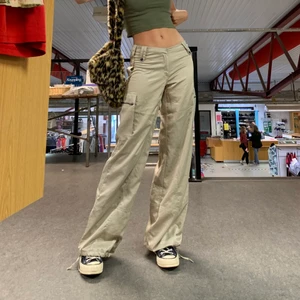 Lågmidjade byxor - Dessa byxor är SJUKA!! Men används tyvärr inte💔 Glansiga, lågmidjade, vida, dom har ALLT! Kan hända att jag startar budgivning på dessa<3 Jag är 168 som referens, köpta SH. Midja: ca 79cm, Beninnerlängd: ca 81cm