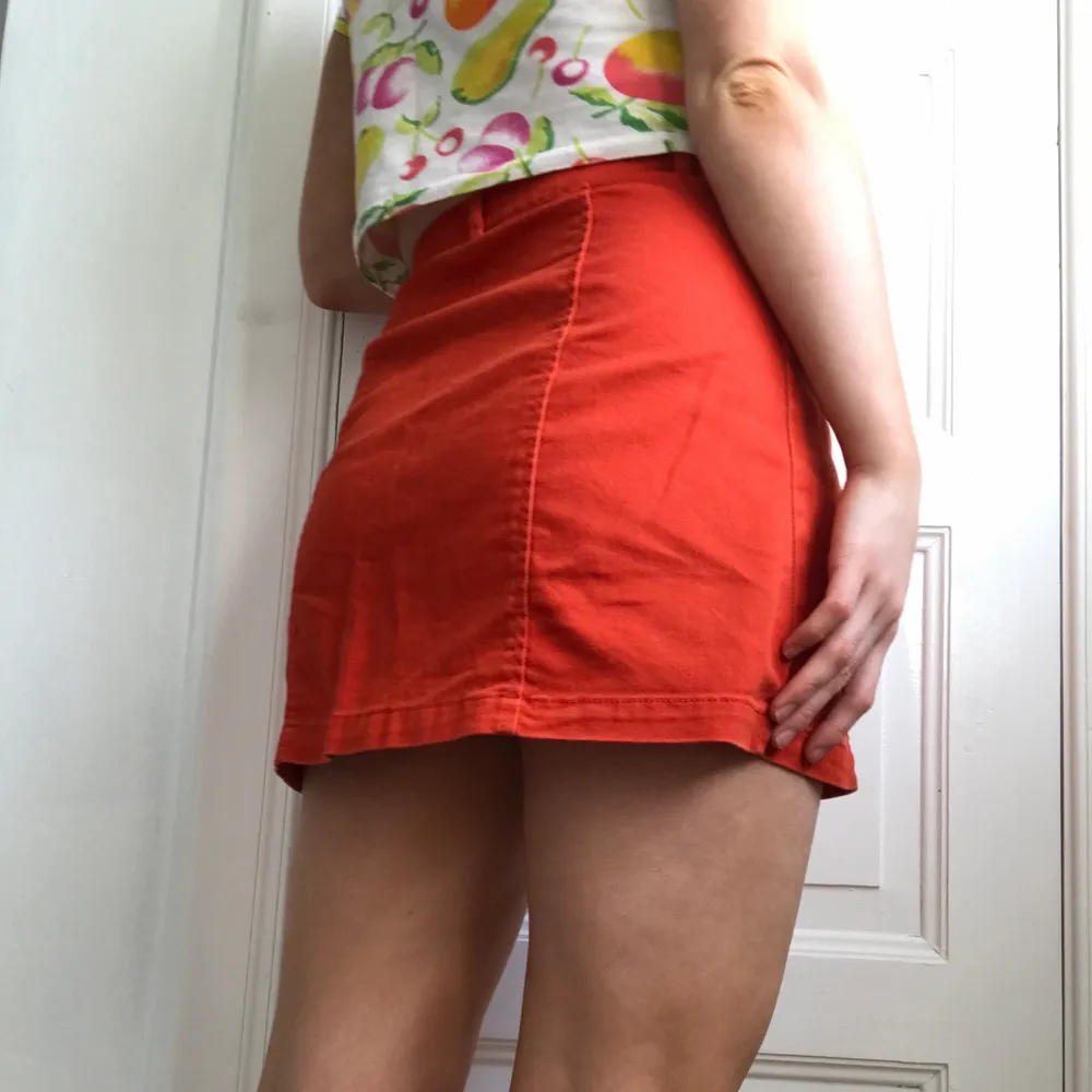 Orange kjol, från monki! Storlek XS, men skulle även tro att den passar S. Kjolar.