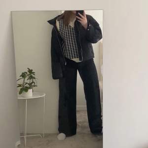 Svarta jeans från Lindex, storlek 42, skriv till mig om ni har frågor eller är intresserade 