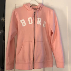 Björn Borg tröja - En ljusrosa tjocktröja med luva ifrån Björn Borg i storlek 36! Jätte fin men säljer den då den inte används så mycket. 