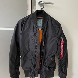 Alpha Industies  - En snygg och fräsch Alpha Industies bomberjacka i fint skick. Storlek XS och sann i storleken. Använd ett fåtal gånger men som nu bara hänger och väntar på att bli använd igen. Nypris var 1700 så säljer den väldigt billigt. 