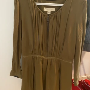 Mörkgrön Burberry blus, strlk 32 - Knappt använd skogsfrun/ mörkgrön blus från burberry