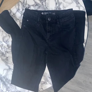 Svarta jeggings  - Svarta jeggings från Cubus märket Jane. Använda 1 gång och tvättade. Tappade lite färg annars som nya. 