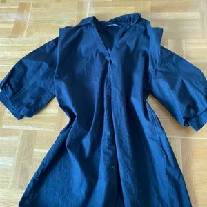 Skjortklänning - Från Zara, aldrig använd. Storlek S men funkar även för M