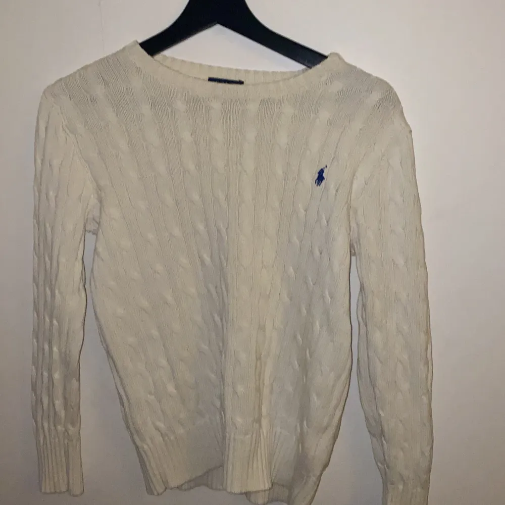 Säljer en ribbad Ralph Lauren tröja, inte använd på ett tag därav priset! Köparen står för frakt 🚚 strl M i barn vilket motsvarar Xxs-Xs. Stickat.