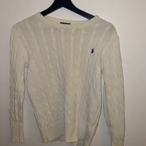 Tröja  - Säljer en ribbad Ralph Lauren tröja, inte använd på ett tag därav priset! Köparen står för frakt 🚚 strl M i barn vilket motsvarar Xxs-Xs
