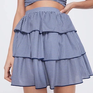 Zara kjol - Superfin zara kjol i strl M, passar även S! Jag brukar ha 36 i jeans om det hjälper💕❤️ kommer ej till användning längre, köpt för över 1 år sen på zara så slutsåld nu! Köparen står för frakten💕💕💕OBS färgen är som på första bild pga andra är tagen i ganska mörkt ljus