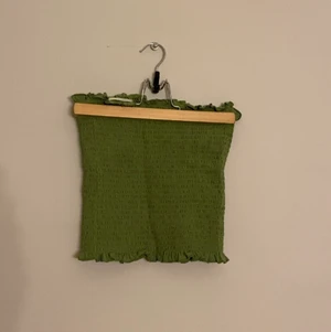 Grön croptop - En grön croptop från H&M i storleken S! Skriv för fler bilder!!