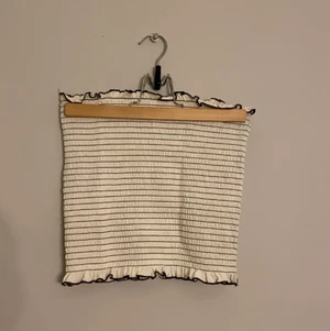 Croptop  - En vit svart randig croptop från H&M i storleken S!! Skriv för fler bilder!!