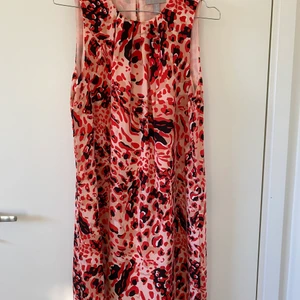 Mönstrad klänning  - Storlek 40
