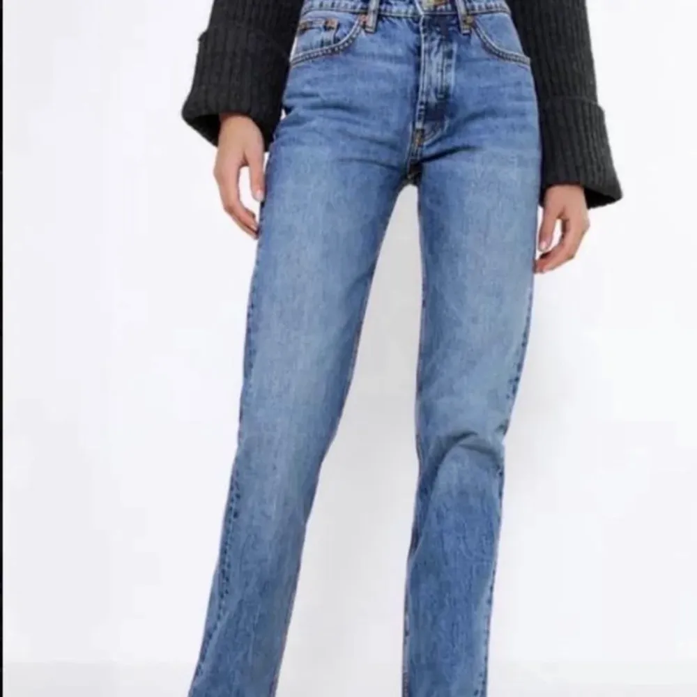 Säljer dessa mid Rise jeans från zara åt min kompis🥰😇😍 Helt slutsåld. Jeans & Byxor.