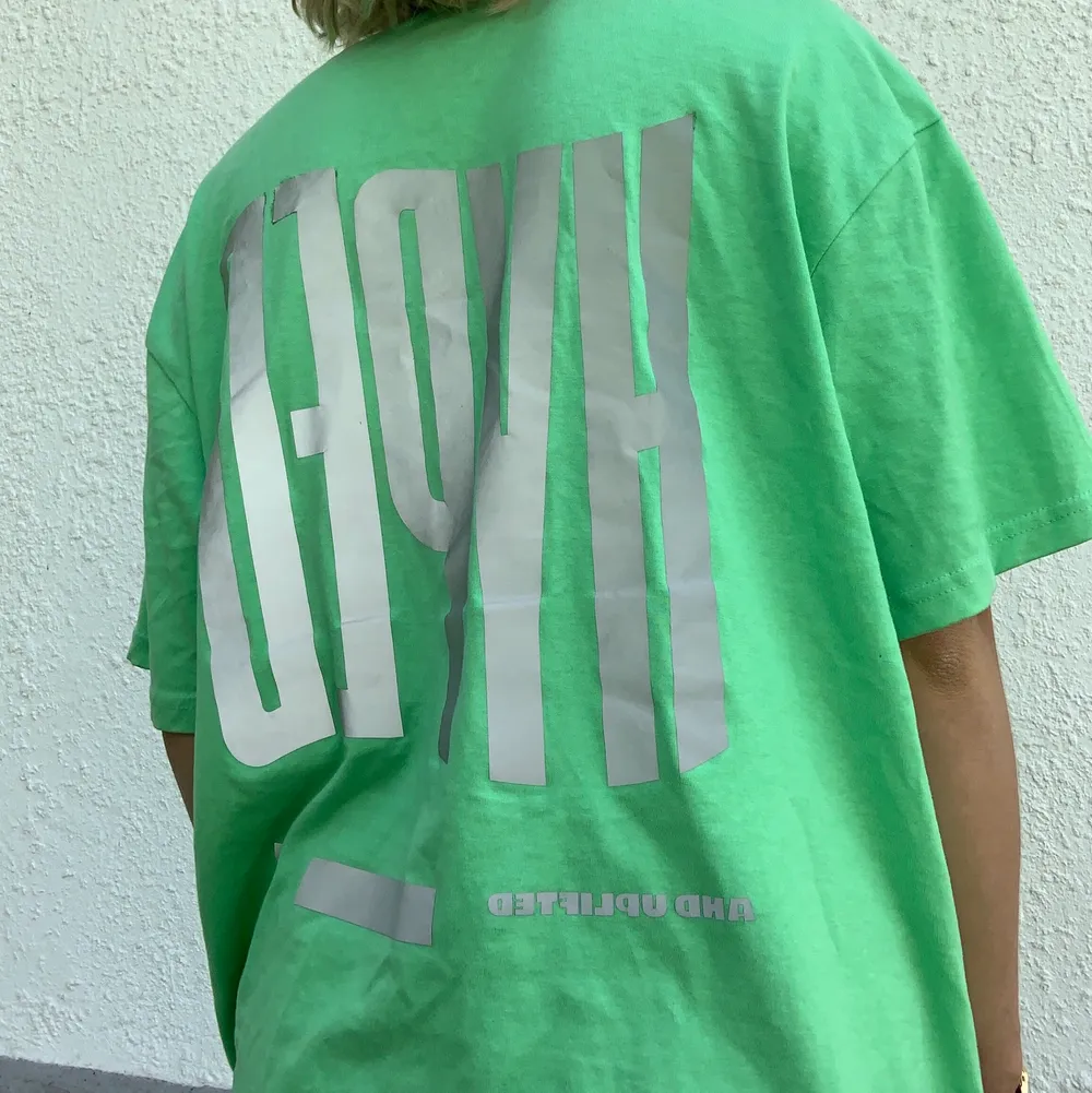 Oversize tshirt i mintgrön med stort reflextryck på ryggen. En liten del av någon bokstav har lossnat lite och jag har försökt limma, därav priset. Annars bra skick. Frakten ingår inte 🥰. T-shirts.