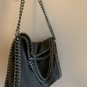 Stella McCartney liknande väska - ❗️Har nu skapat en ny annons eftersom den förra blev förstörd!❗️ Nu ska budgivningen pågå privat till mig eller i kommentarerna. Säljer denna Stella McCartney inspirerande väska. Rymlig med många fack och passar bra inför skolstart. Köpare står för frakt som ligger runt 60kr beroende på om du vill ha spårbar frakt eller inte. Kedjans exakta mått är 117 cm. Hör av dig vid frågor.☺️  💕 BUDGIVNINGEN AVSLUTAS 10/8 KL:17.00!