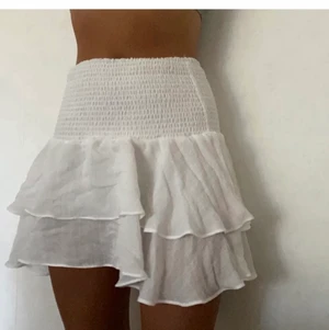 Vit volangkjol - Jätte fin vit volangkjol till sommaren🔥 OBS! Lånade bilder