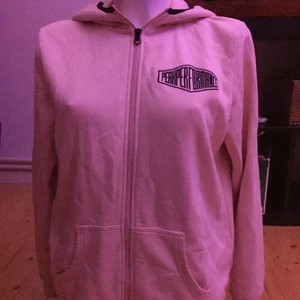 Peak performance ljusrosa /svart logga - Nyskick, jättefint och mjukt tyg. Luva och dragkedja i svart. Tvättar och stryker skonsamt innan jag postar den. 