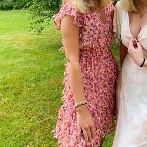 Fin rosa Zara klänning  - Jätte fin klänning med lite textur. Använd 1 gång så i princip ny. Storlek S. 