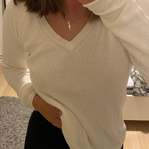 Tröja - Vit stickad tröja med v ringning från vero moda i str S. 90 kr + fraktkostnaden