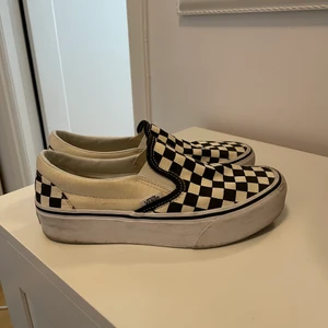 Vans skor  - Vans skor i strl 38, använda en sommar o säljer nu för 100kr