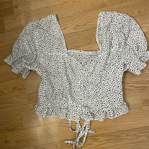 Topp helt ny - Helt ny topp med knytning fram