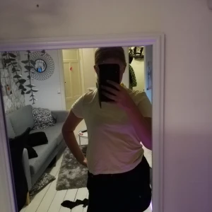 Hm storlek xs - En gul t-shirt i storlek xs. Köpt från hm. I bra skick. Priset jag köpte den för var 20kr. Men säljer den för 10kr. Köparen står för frakten. (frakter kan ändras) 