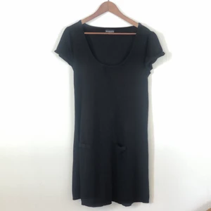 Klänning - Svart stickad klänning med fickor från Soaked. Storlek L. 