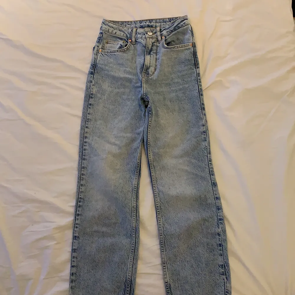 supersnygga jeans från bikbok💕 väldigt sparsamt använda, i nyskick⭐️ köpta för; 699, säljer för 300kr + frakt💘 strl. 25 (jag har 32 i vanliga jeans och dom passar på mig). Jeans & Byxor.