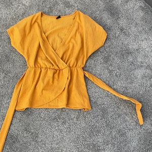 Gul blus med snörning 🌼✨ - Jättefin blus som tyvärr inte kommer till användning längre. Fint skick!!!! Köparen står för frakt 🧡