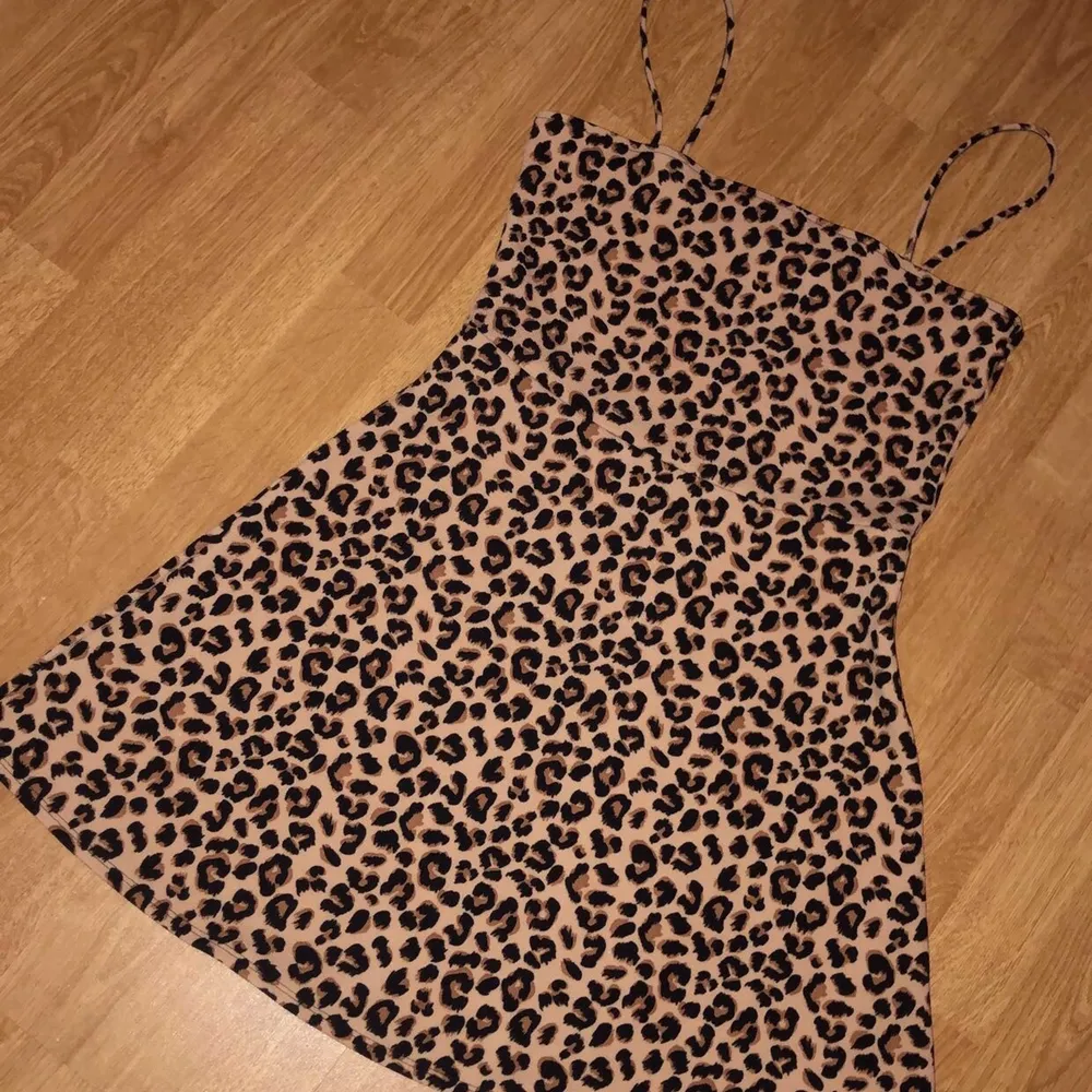 En leopard klänning från H&M. Aldrig använd. . Klänningar.