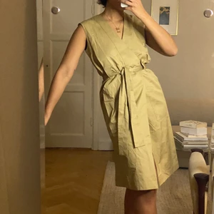 Klänning från Hope storlek 36 - Skickas endast -köparen står för frakt.  För referens är min längd 174 cm.