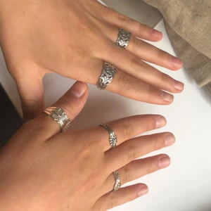 Silverringar  - Sjukt snygga ringar i nysilver (förutom de tre på raden till höger bild.2) gjorda av skedar! 15-45kr st, skriv privat vid intresse. Frakt: 12kr                                                           (Båda på vänsterhanden är sålda)