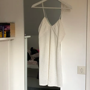 Mini vit glittrig klänning - Super söt mini klänning från Zara i storlek S. Är lite halv genomskinlig 🌸💓