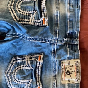 true religion jeans  - Ett par lågmidjade, raka, ljusblå true religion jeans🤎 använt skick därav priset men så häftiga🤍 priset går att diskutera vid snabba affär :)