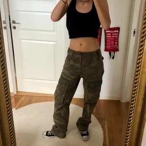 Camo byxor - Camo byxor köpta i Paris. Skit snygga och går att ha som oversized lågmidjade, annars högre upp! Står storlek S på tag men skulle säga mer en M! Jag är en S och på mig funkar dem som lågmidjade bättre💓i bra skick!!!