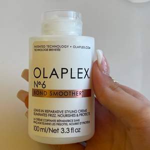 Säljer en helt ny olaplex no 6. Denna produkt ska man använda efter man har duschat. Minskar fönetiden, får håret att bli glansigt och mjukt, eliminerar frizz mm. Gör helt enkelt magi för hår! Den är givitvis äkta och köpt från kicks. Den är jätte dryg och räcker super länge.