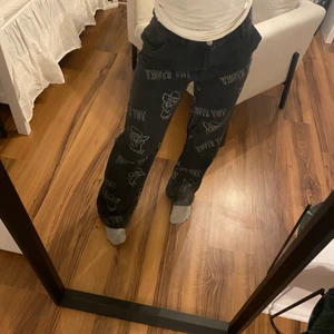 Jeans från hm i 36 - Toy story jeans från hm i storlek 36. Är 155 lång och är 65cm i midjan, midja är för stor för mig, skulle gissa att de passar en 75cm. Aldrig använda! 