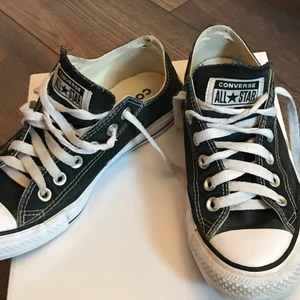 Låga converse - Låga svarta converse i storlek 37.5, ny pris ca 600kr säljer för 300kr fri frakt